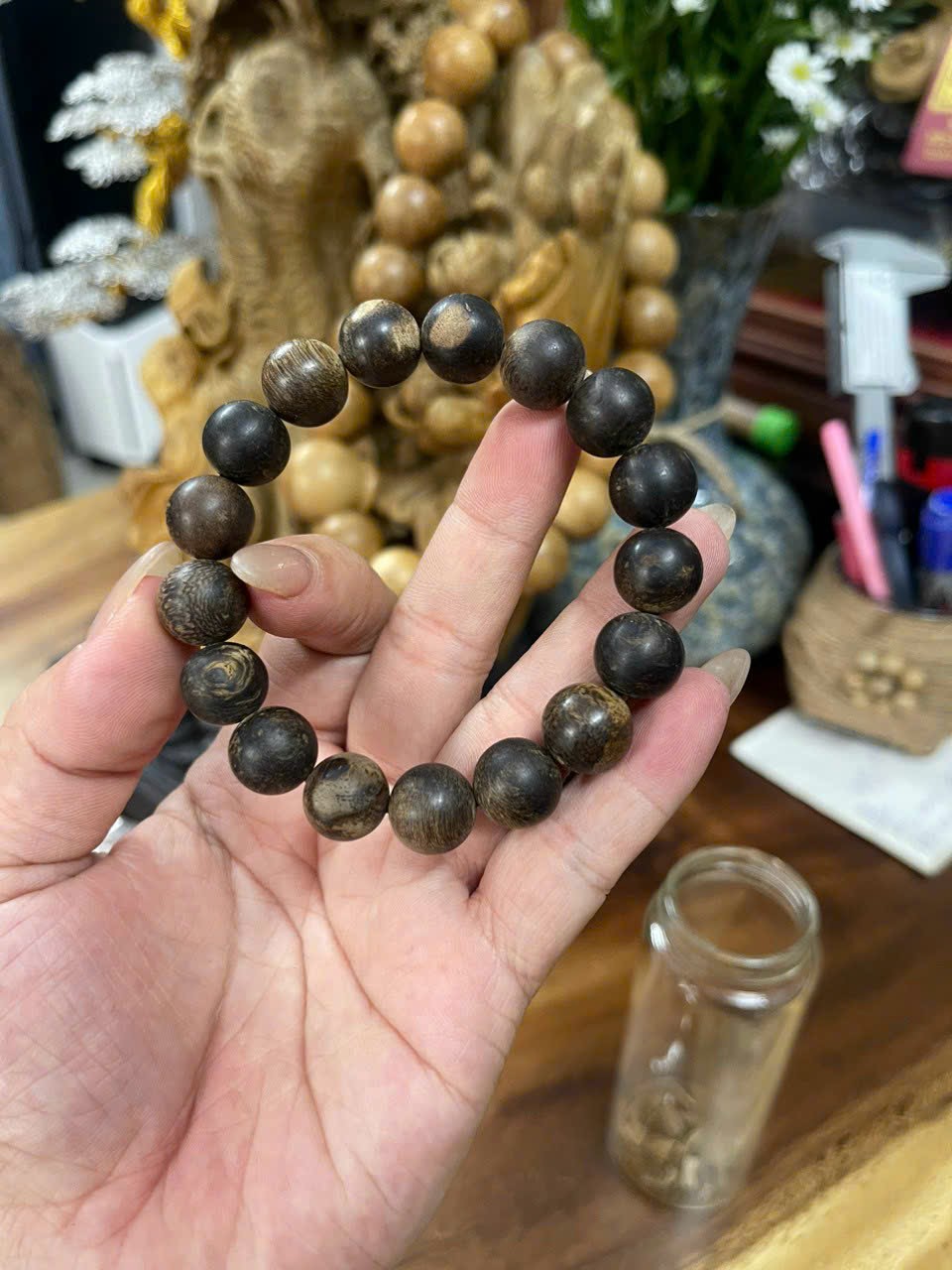 Vòng tay trầm hương 18 hạt - Vật phầm phong thủy ý nghĩa mang lại tài lộc và may mắn